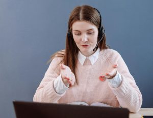 Persona aprendiendo español con ayuda de la inteligencia artificial