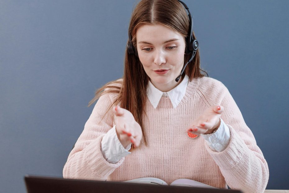 Persona aprendiendo español con ayuda de la inteligencia artificial